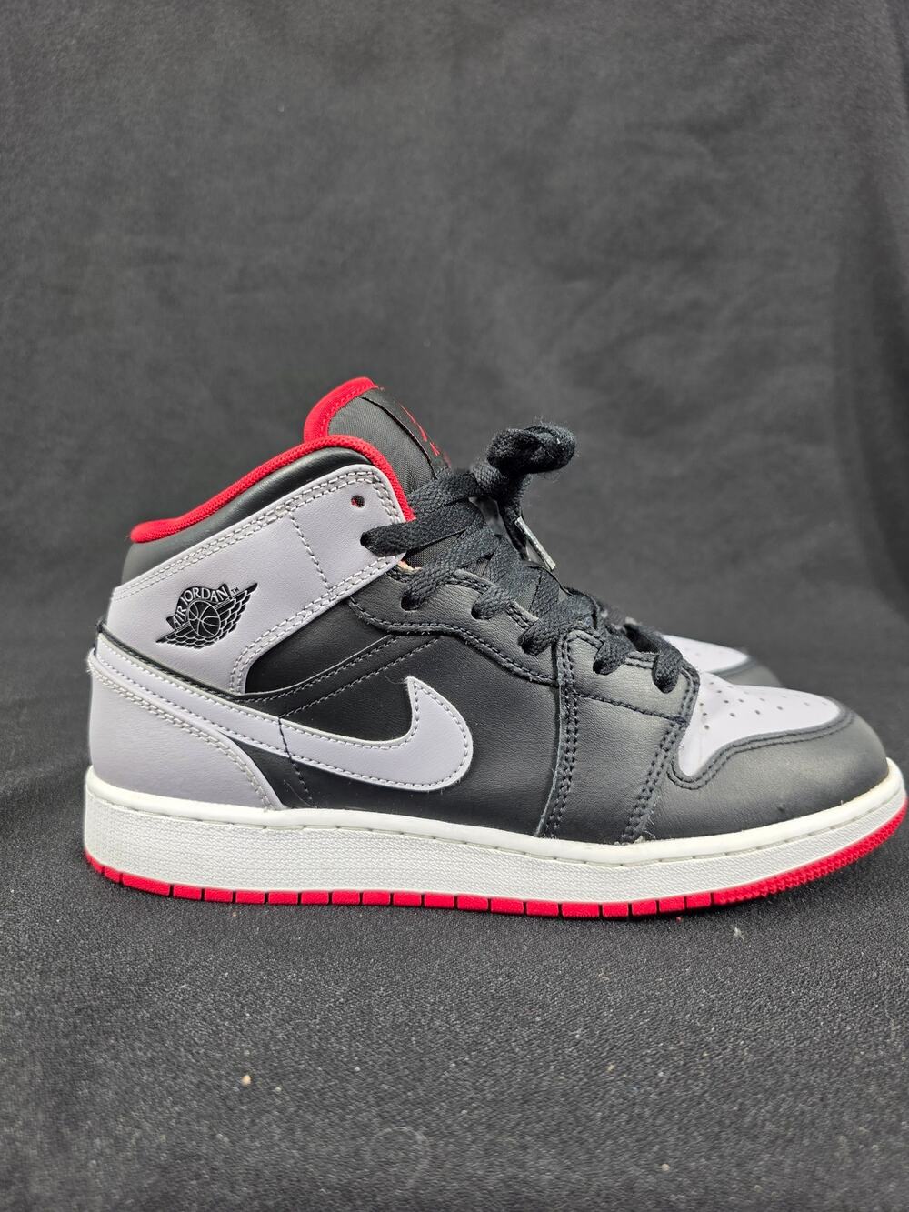 Nike Air Jordan 1 Mid Bred Shadow Big Kids Size 6.5Y Black Grey Red